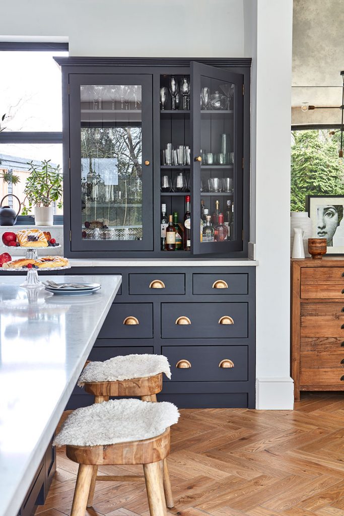 a drinks cabinet is included