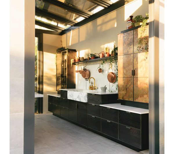Black kitchen