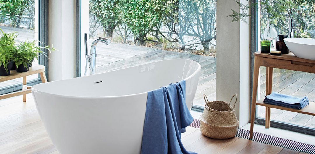 Curved freestanding bath suitable for spa bathrooms