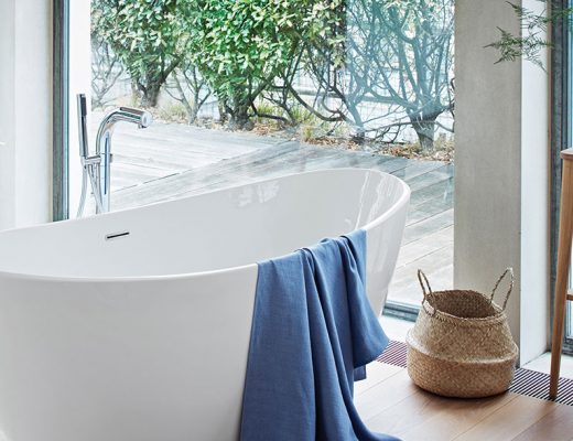Curved freestanding bath suitable for spa bathrooms