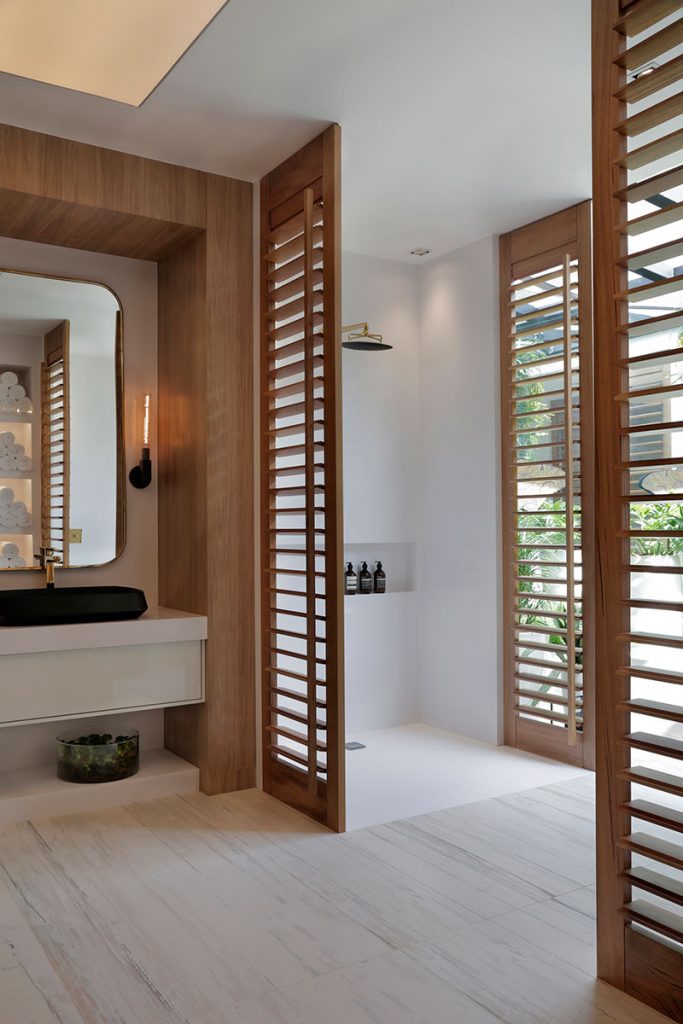 Flush-fitted shower using Dekton