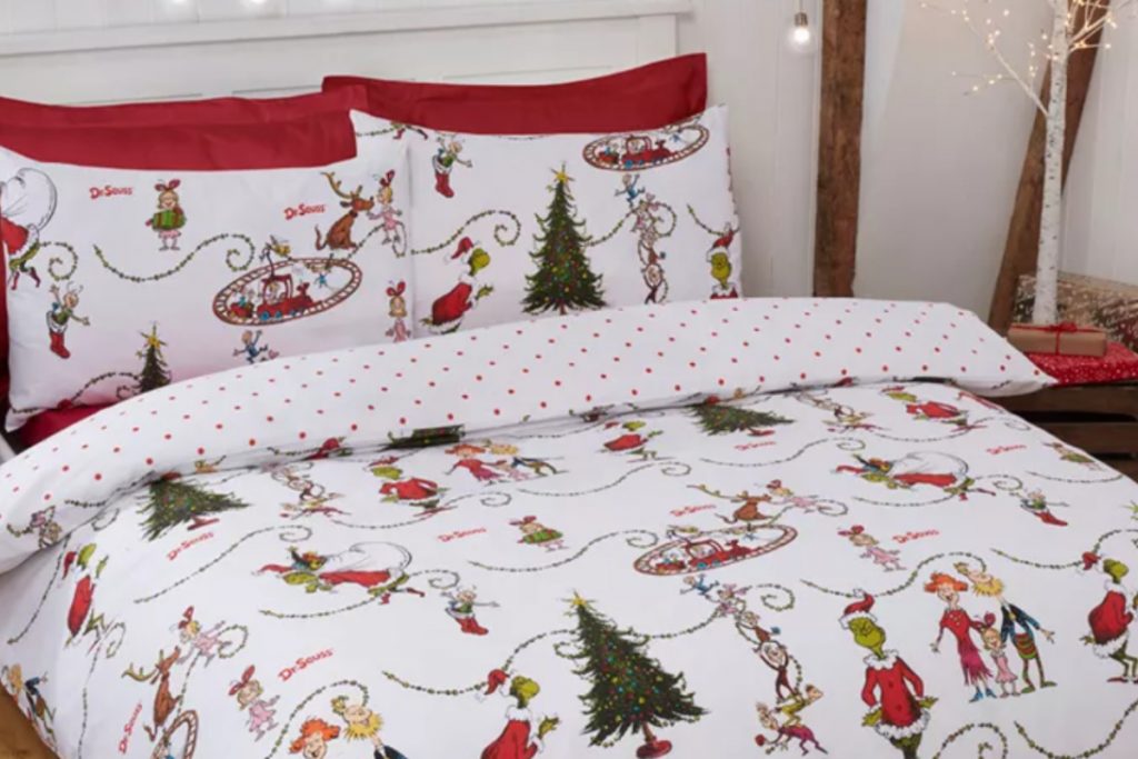 Bedroom set with Grinch patterns for little ones
