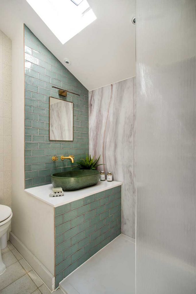 a green bathroom 