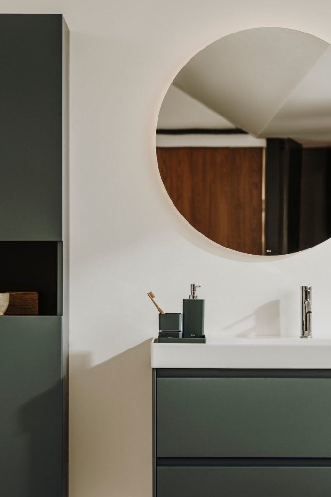 bathroom trends featuring pieces in matt black