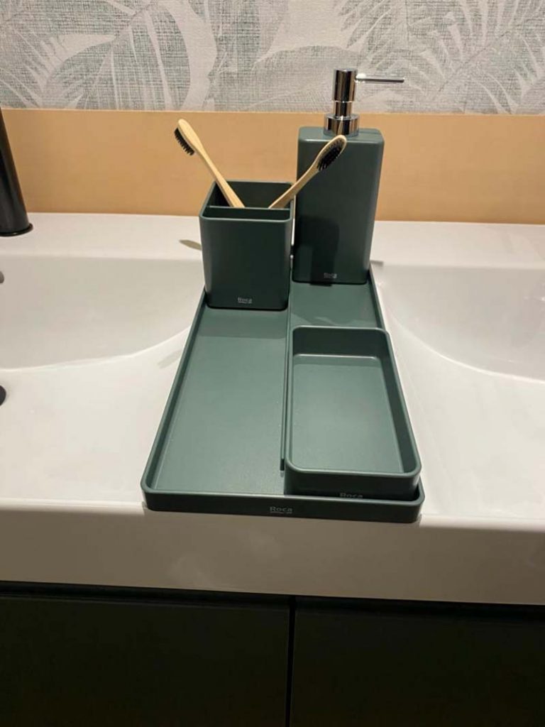 forest fir-coloured toiletries set