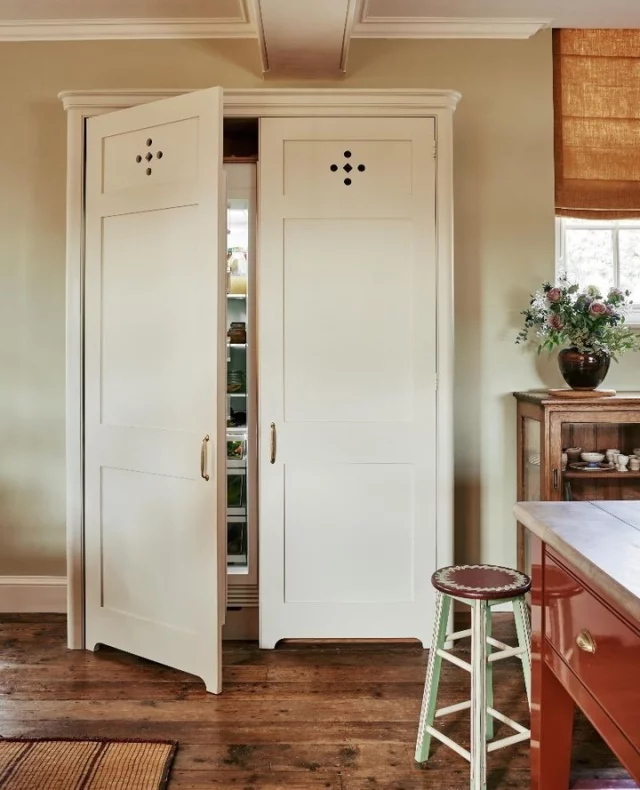 Looking for ways to conceal yet show off your fridge? Whether it’s tucked inside a charming freestanding dresser or perfectly camouflaged within sleek cabinetry, this feature allows you to create a seamless look. ✨⁠
⁠
The fun part: with bespoke design, you can customise every detail from glass fronts and statement hardware to eye-catching paint and finishes.⁠
⁠
Would you go for a fanciful fridge? 😍⁠
⁠
📷:⁠
1. ⁠@artichoke_ltd⁠
2.⁠ @peachandpineinteriors / @josephgbradshaw / Watermark Homes⁠
3. ⁠@vaughan_d_d⁠
4. ⁠@eviewillowkitchens / @cwphotographyuk⁠
5. ⁠@guildanderson / @emmalewisphotographer⁠
6. @sherekitchens / @juliacurriephotography